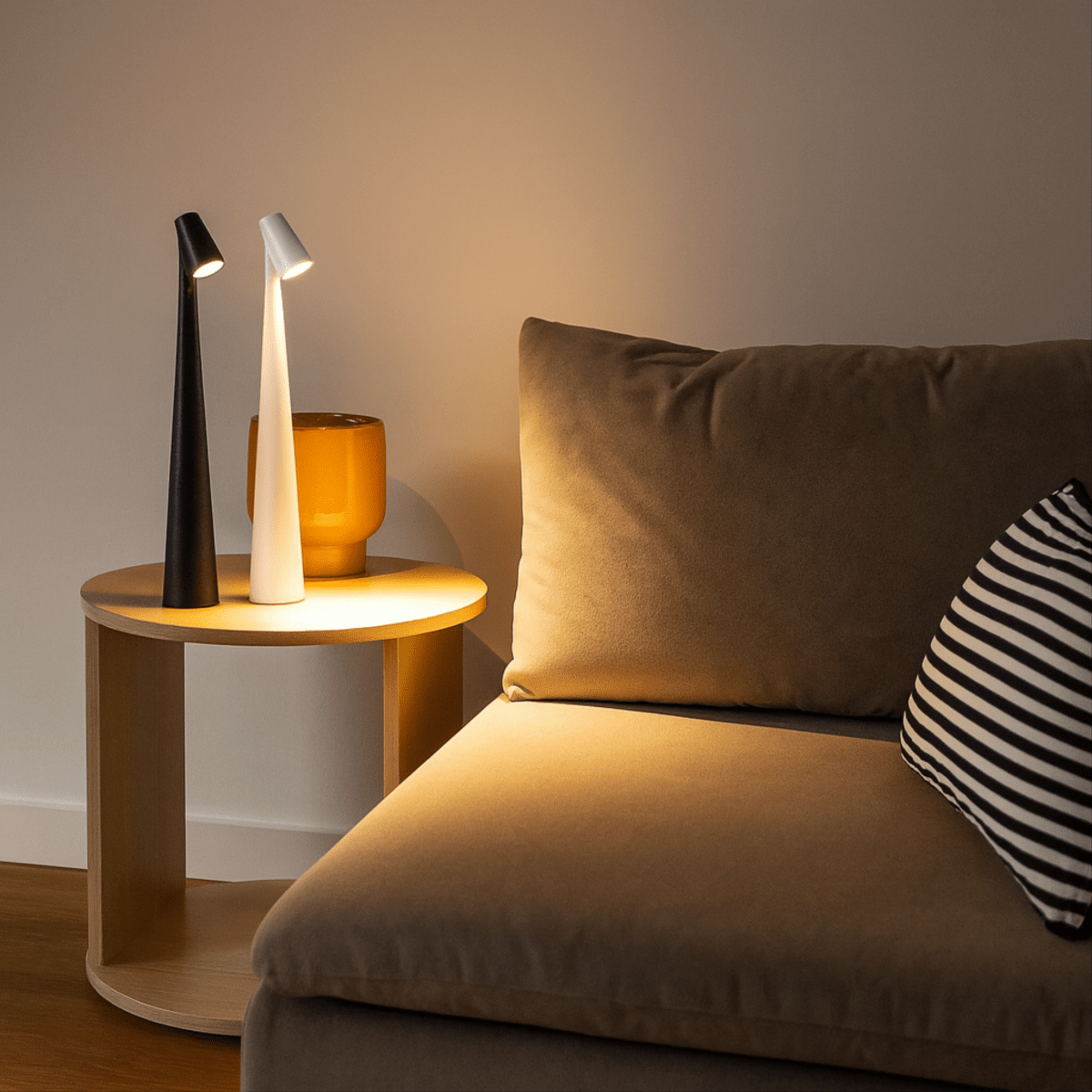 Lámpara de mesa de metal – Recargable y elegante para interiores y exteriores