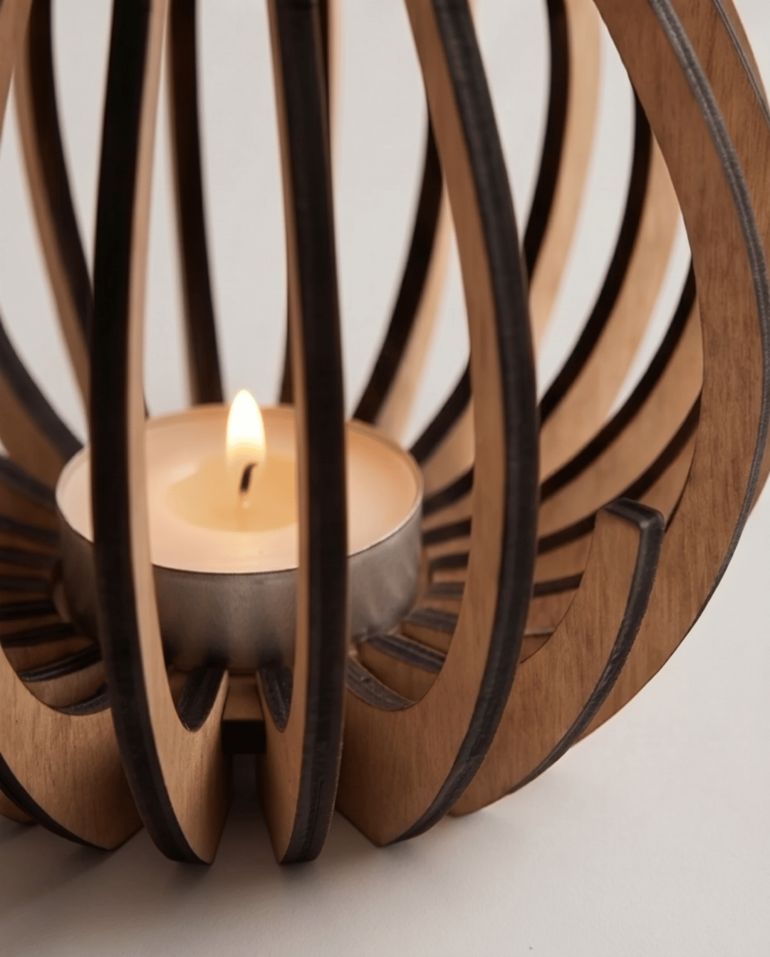 Ember Theelichthouder Van Geperst Hout