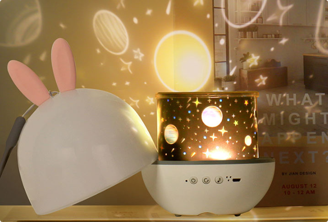 AstroNoche – Proyector de estrellas y luna para la habitación infantil
