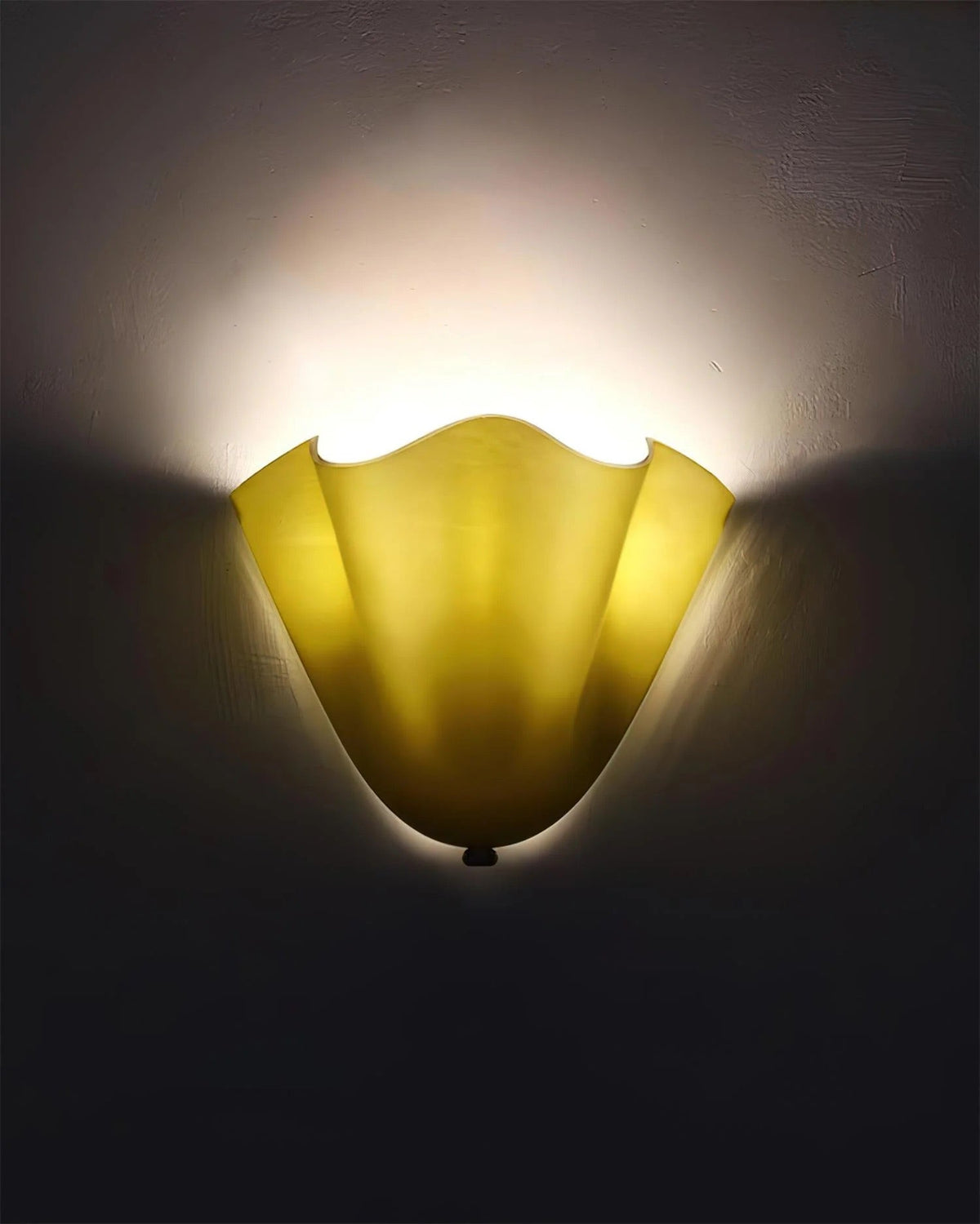 Wandlamp van glas en metaal met golvende schelpvormige kap