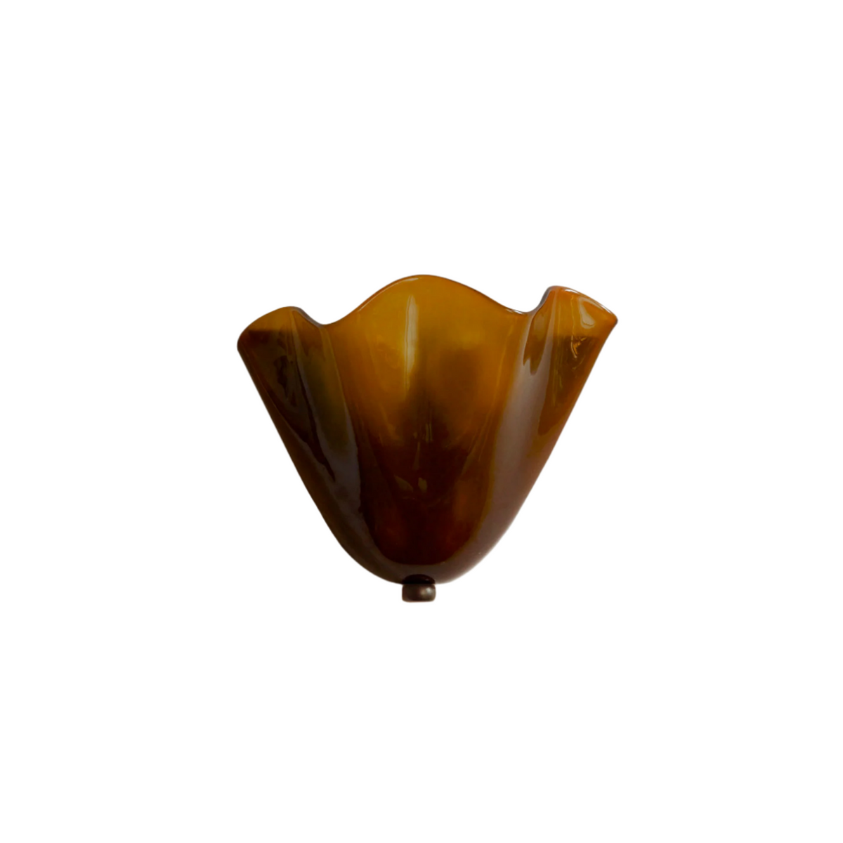 Wandlamp van glas en metaal met golvende schelpvormige kap