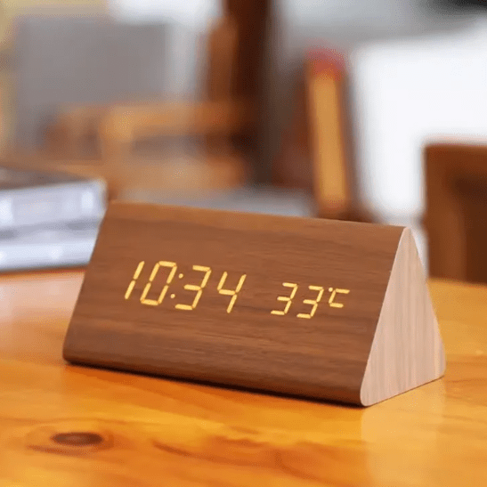 WoodSense Reloj de Madera LED – Controlado por Voz y Estiloso para Cualquier Espacio