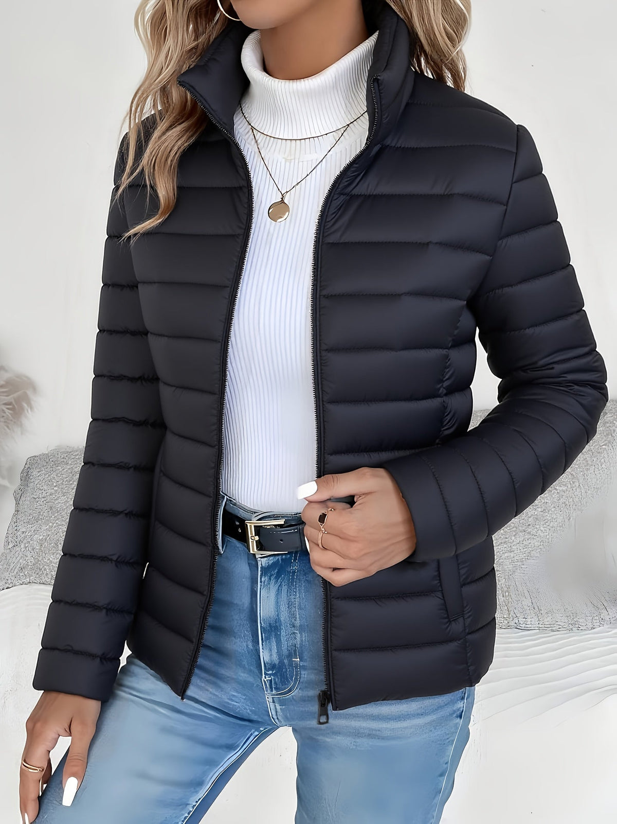 Chaqueta acolchada ligera para mujer con cuello alto y cremallera