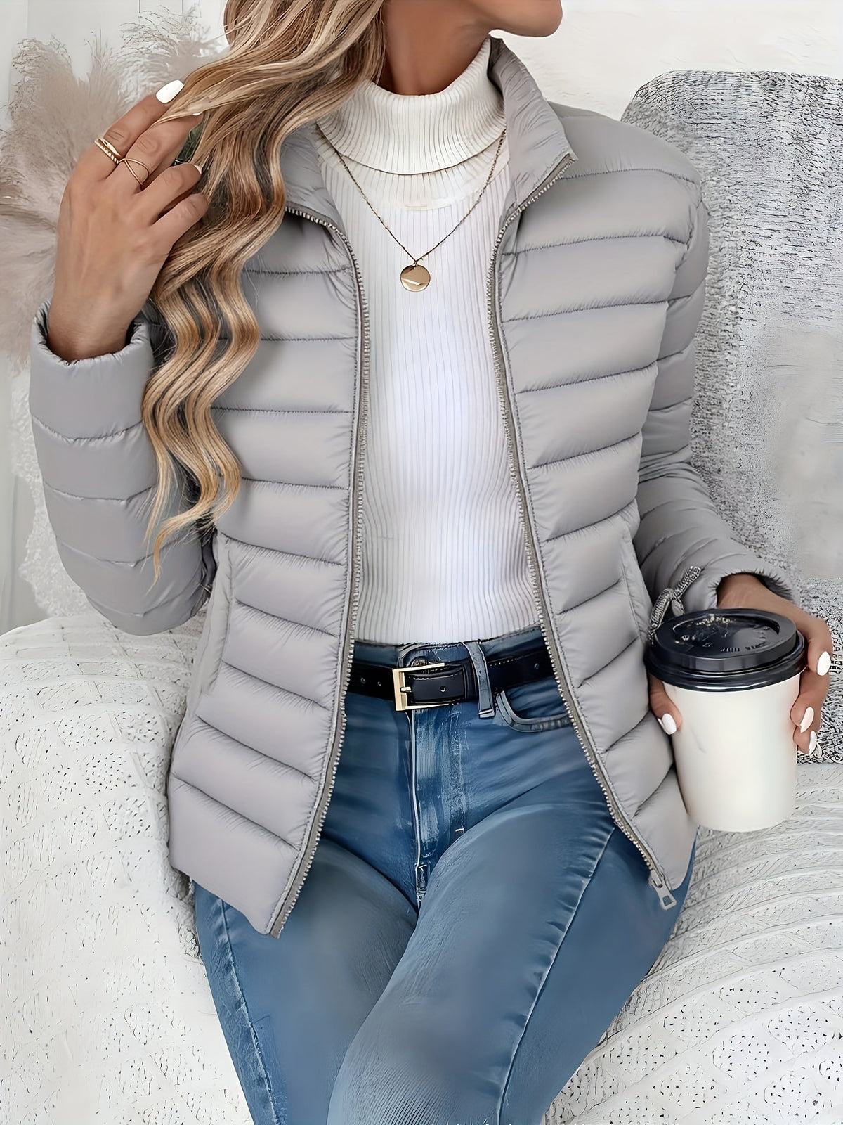 Chaqueta acolchada ligera para mujer con cuello alto y cremallera