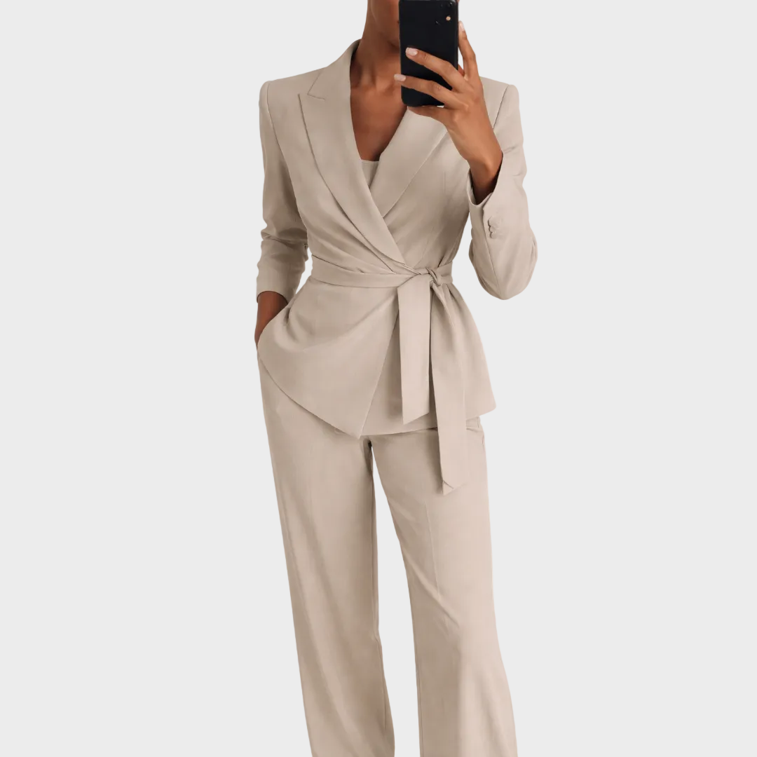 Traje de Mujer con Lazo en la Cintura