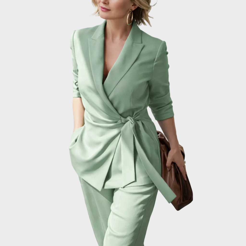 Traje de Mujer con Lazo en la Cintura