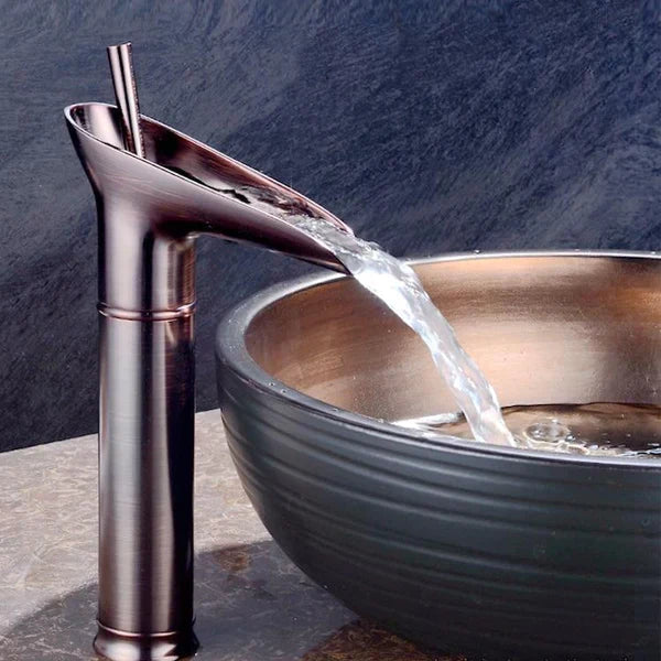 Brassélia | Grifo de Baño Antiguo – Elegancia & Pico de Cascada