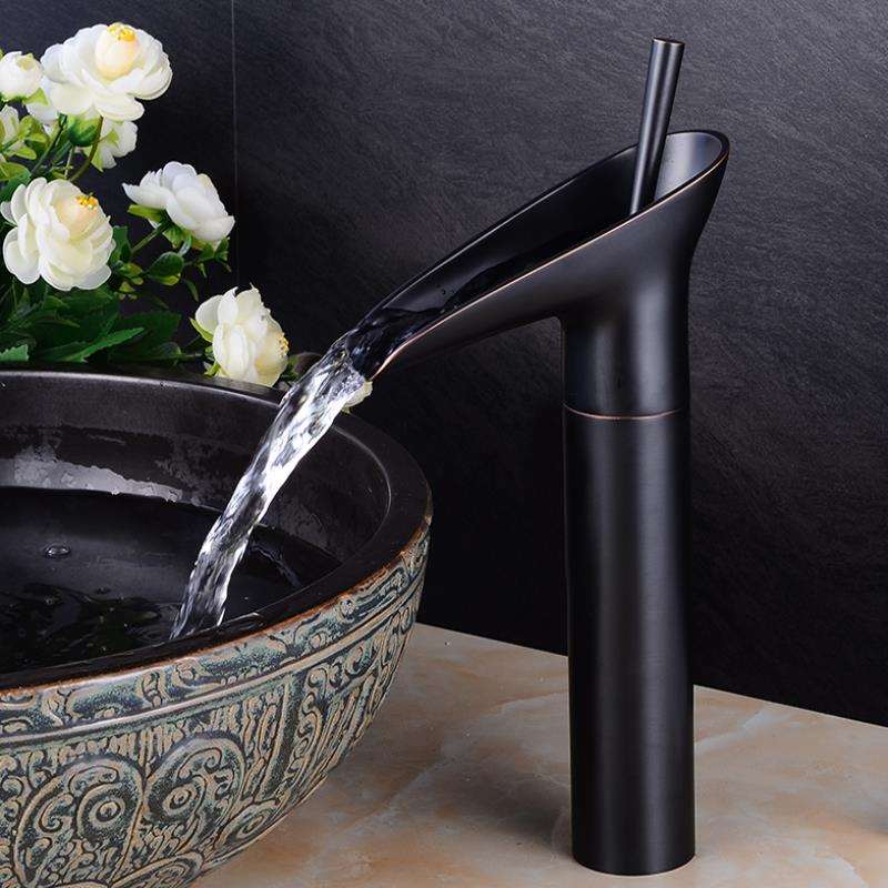 Brassélia | Grifo de Baño Antiguo – Elegancia & Pico de Cascada