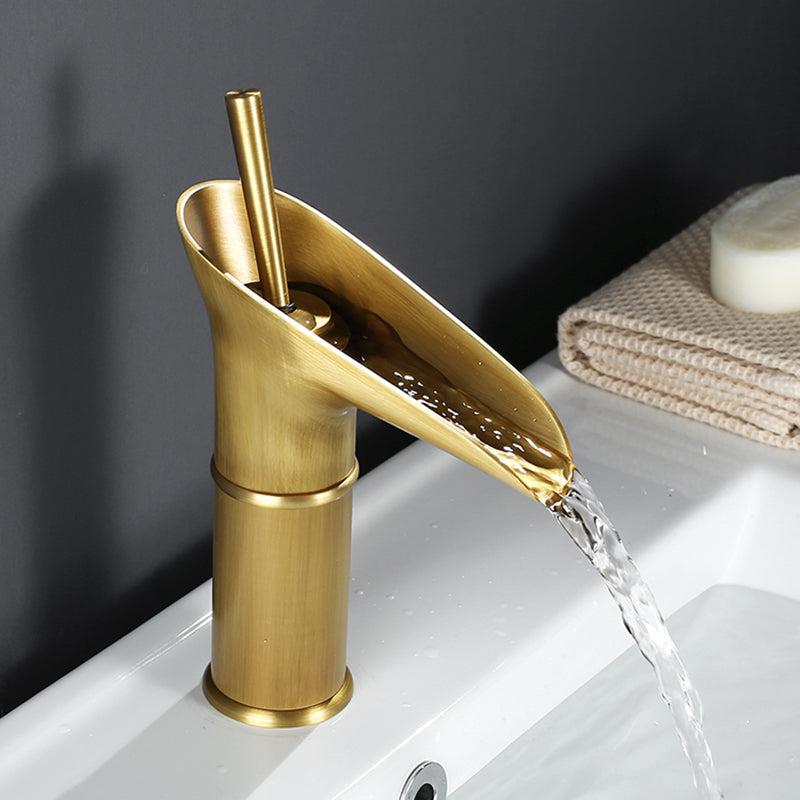 Brassélia | Grifo de Baño Antiguo – Elegancia & Pico de Cascada