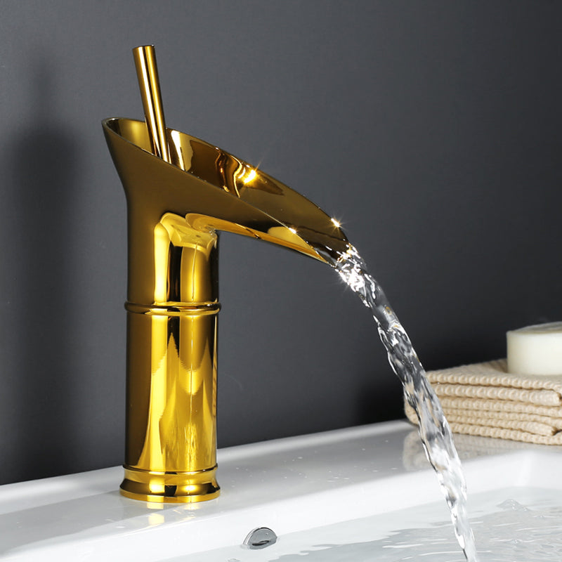 Brassélia | Grifo de Baño Antiguo – Elegancia & Pico de Cascada