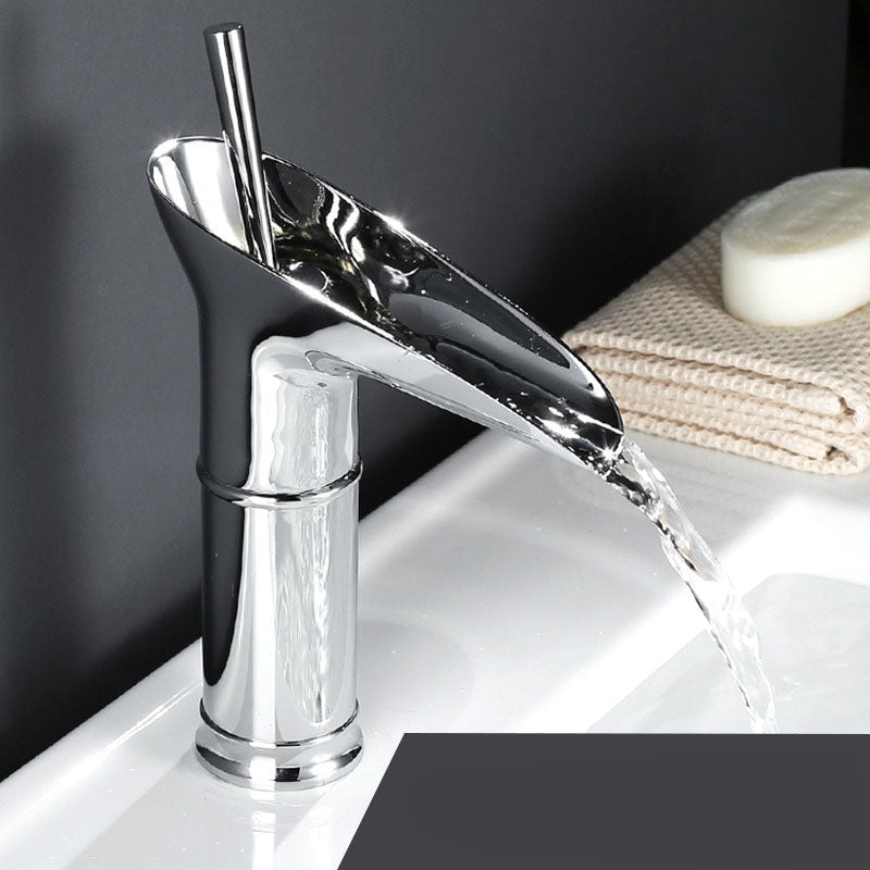 Brassélia | Grifo de Baño Antiguo – Elegancia & Pico de Cascada