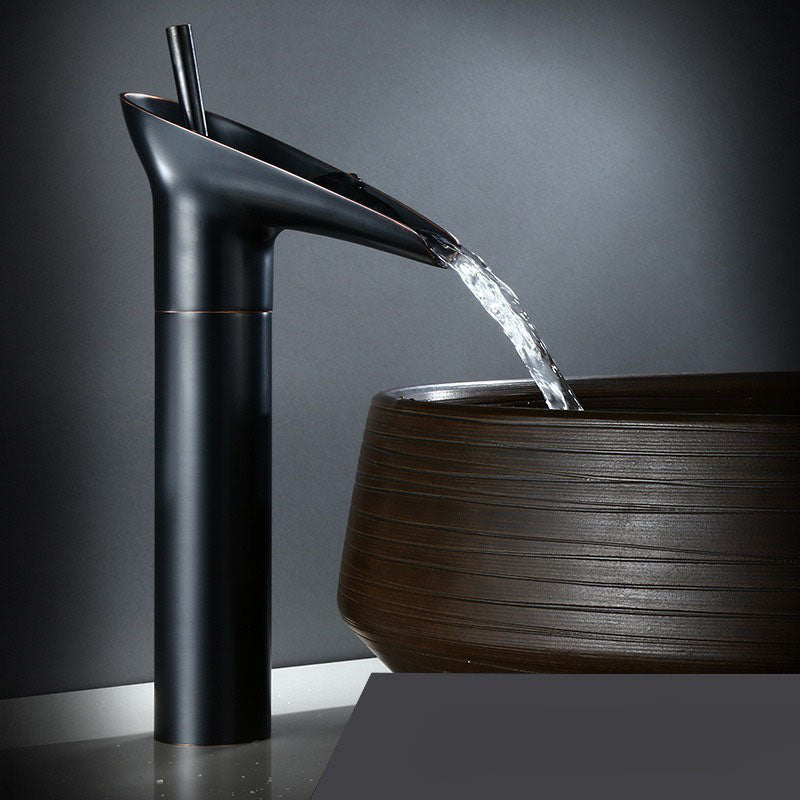 Brassélia | Grifo de Baño Antiguo – Elegancia & Pico de Cascada