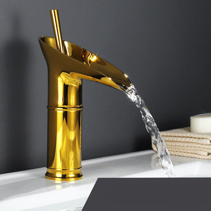Brassélia | Grifo de Baño Antiguo – Elegancia & Pico de Cascada