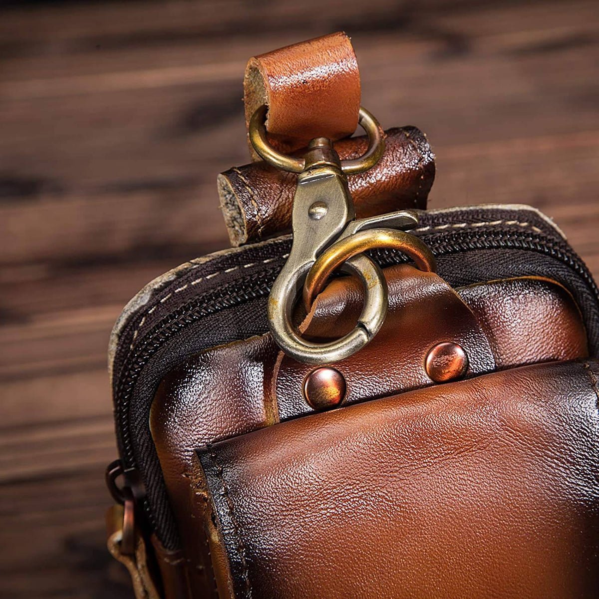 Riñonera de Cuero Genuino para Hombre con Correa Ajustable