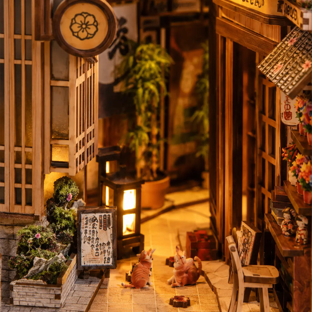 Gatos y faroles dentro del callejón japonés en miniatura