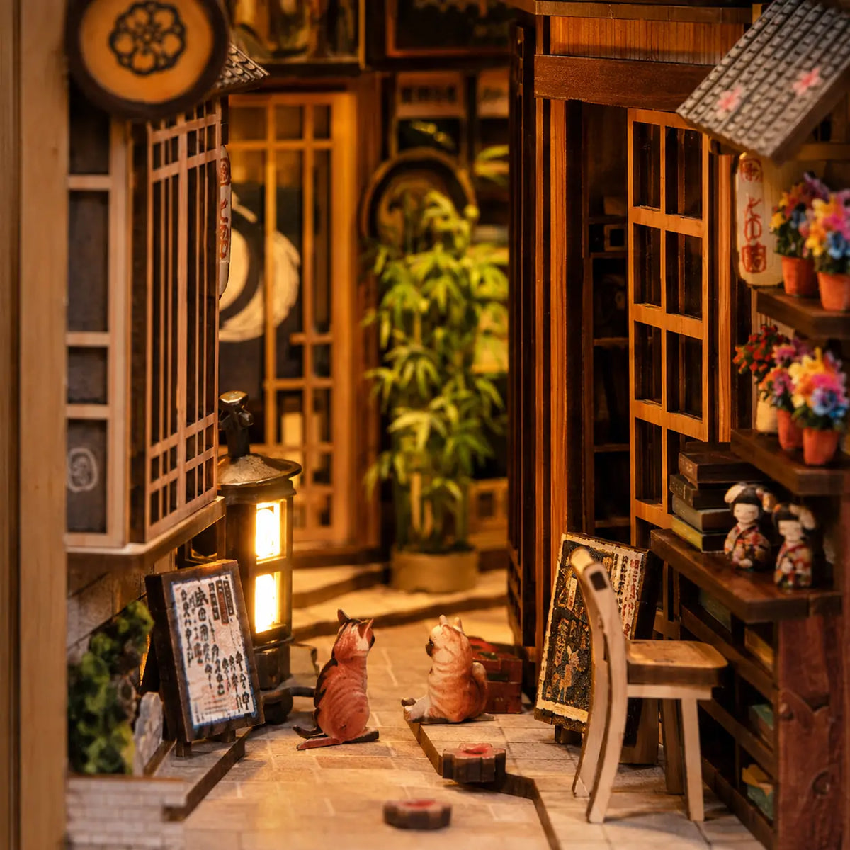 Detalle interior del book nook con luz cálida y gatos