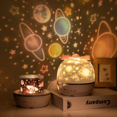 AstroNoche – Proyector de estrellas y luna para la habitación infantil