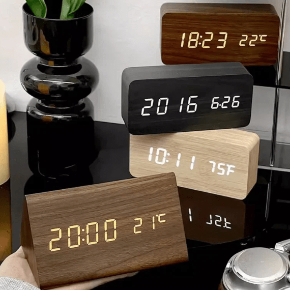 WoodSense Reloj de Madera LED – Controlado por Voz y Estiloso para Cualquier Espacio