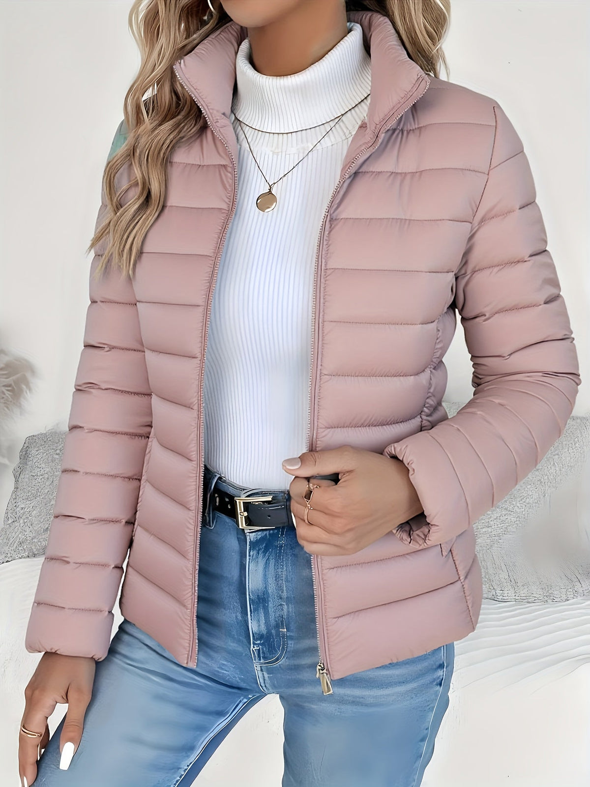 Chaqueta acolchada ligera para mujer con cuello alto y cremallera