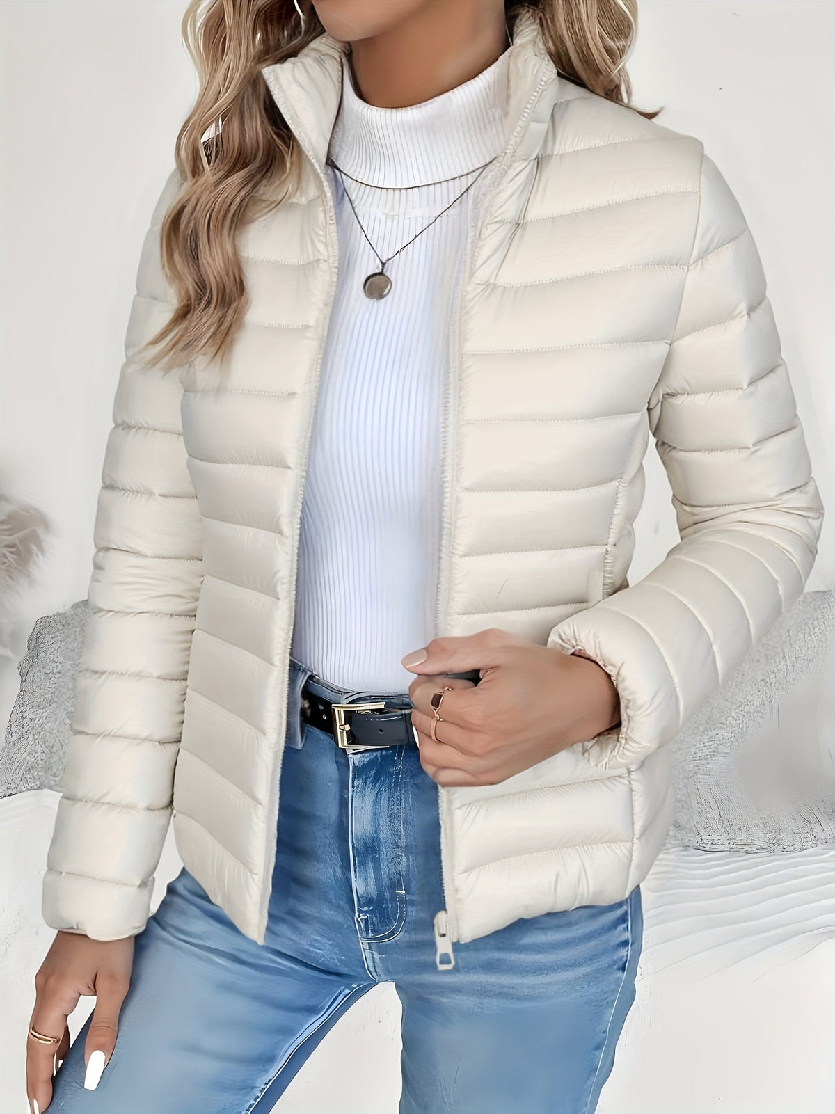 Chaqueta acolchada ligera para mujer con cuello alto y cremallera