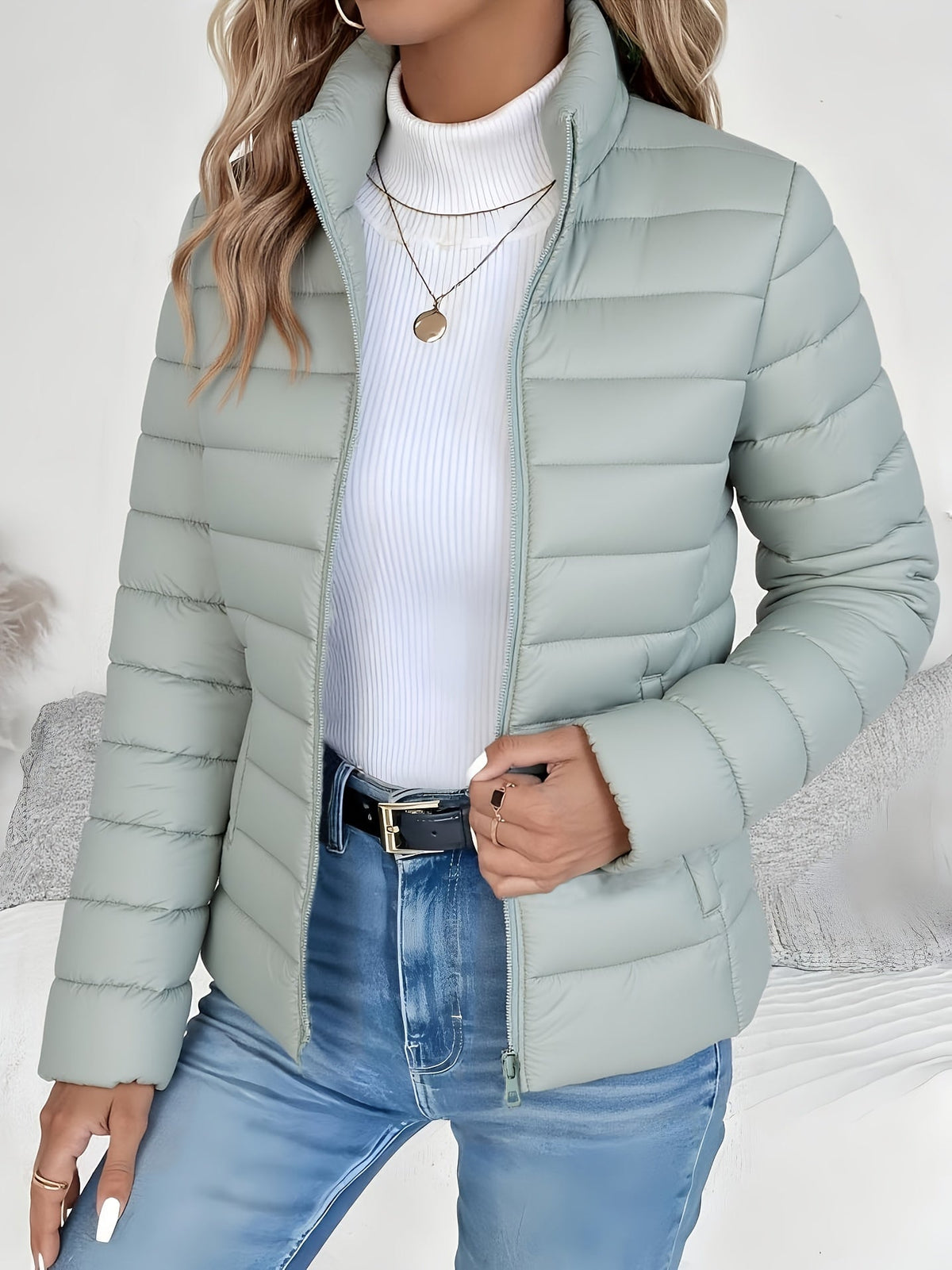 Chaqueta acolchada ligera para mujer con cuello alto y cremallera