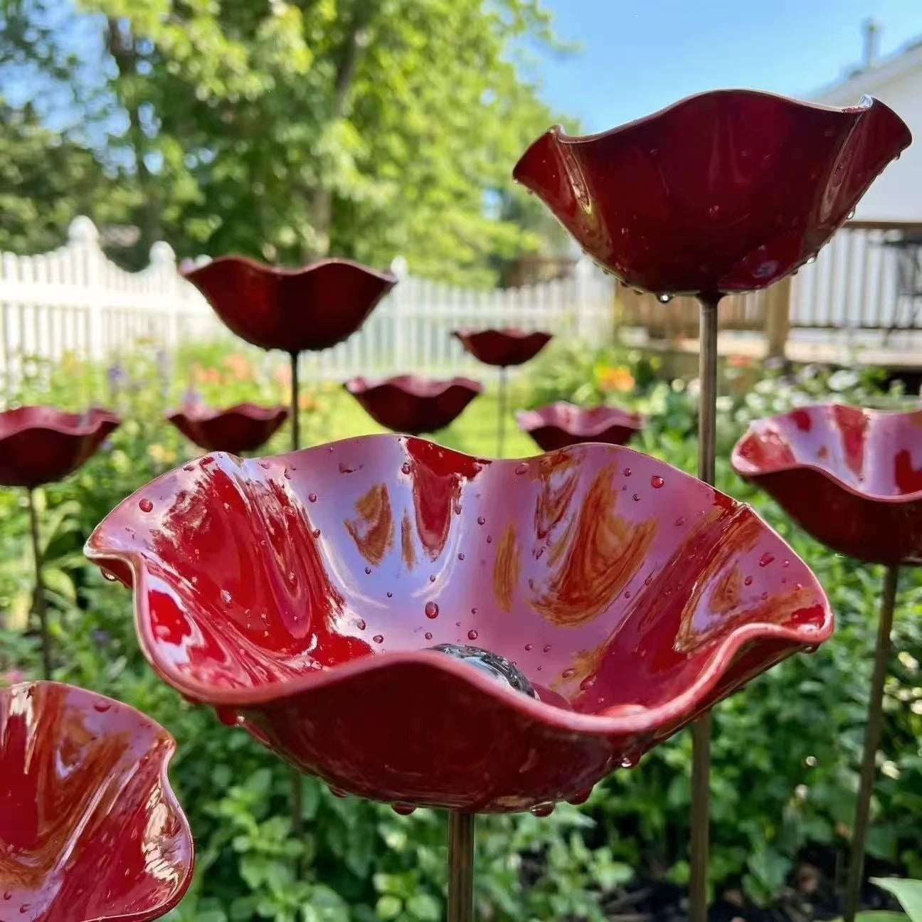 Bebederos florales en jardín — colección