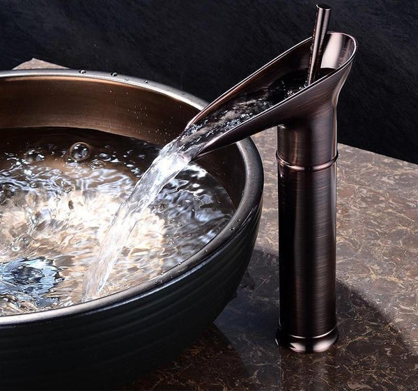 Brassélia | Grifo de Baño Antiguo – Elegancia & Pico de Cascada