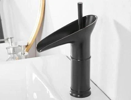 Brassélia | Grifo de Baño Antiguo – Elegancia & Pico de Cascada