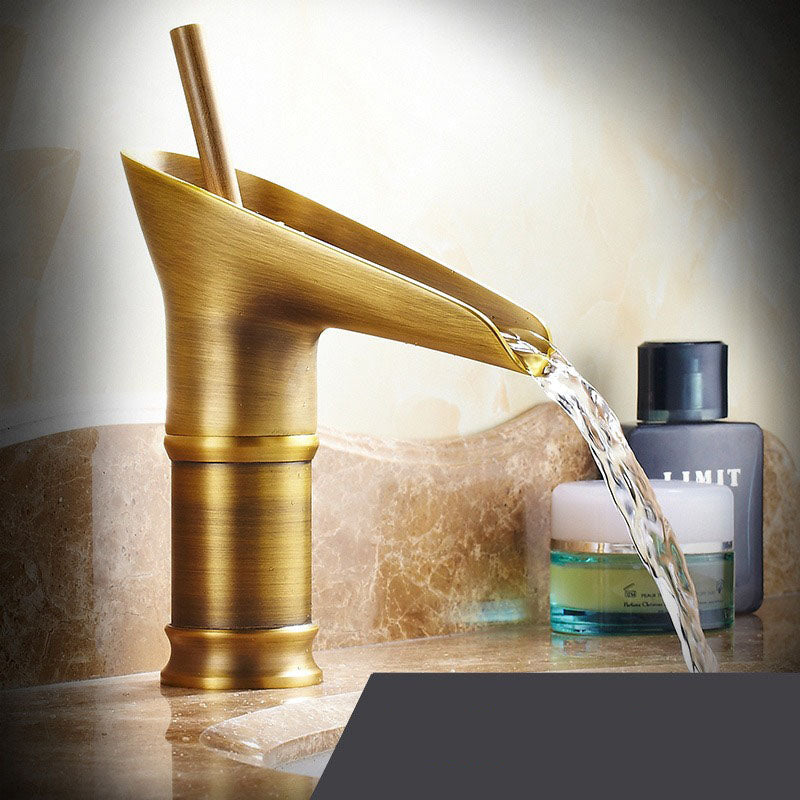 Brassélia | Grifo de Baño Antiguo – Elegancia & Pico de Cascada