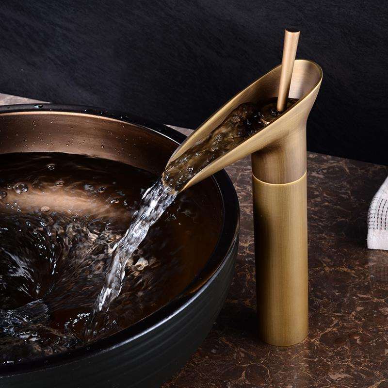 Brassélia | Grifo de Baño Antiguo – Elegancia & Pico de Cascada