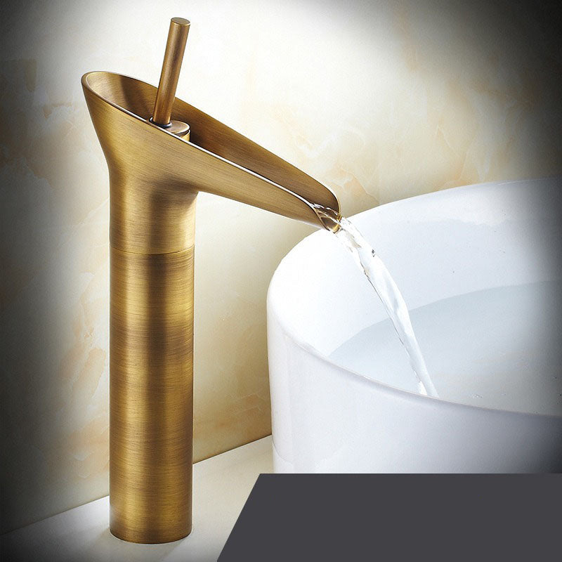Brassélia | Grifo de Baño Antiguo – Elegancia & Pico de Cascada