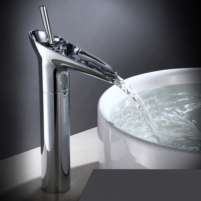 Brassélia | Grifo de Baño Antiguo – Elegancia & Pico de Cascada