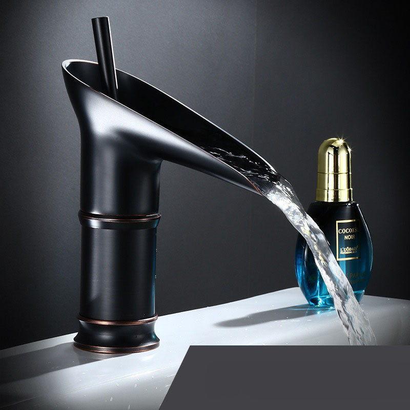 Brassélia | Grifo de Baño Antiguo – Elegancia & Pico de Cascada