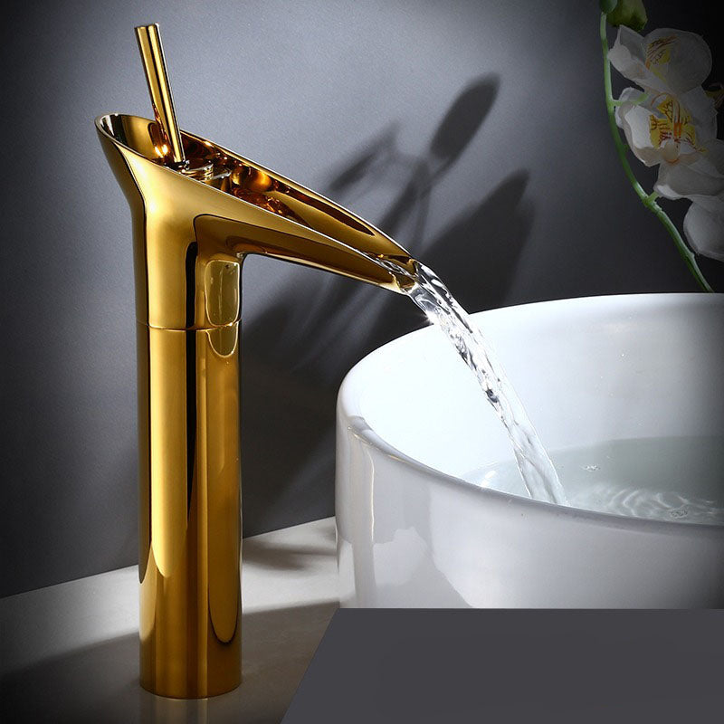 Brassélia | Grifo de Baño Antiguo – Elegancia & Pico de Cascada