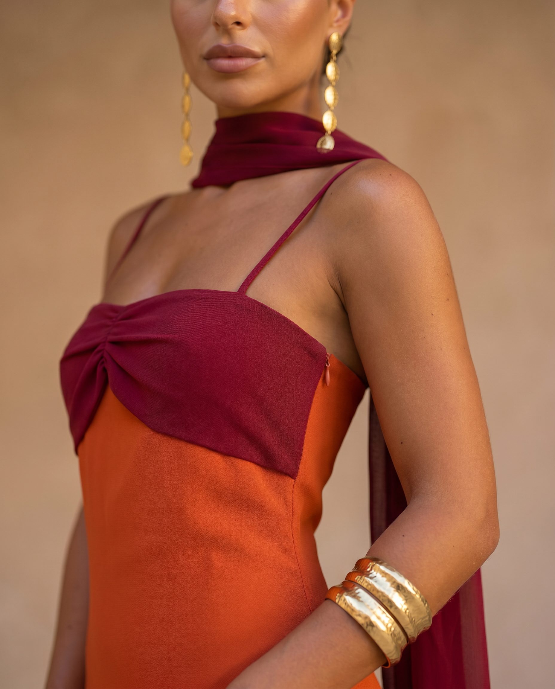 Aitana | Vestido Naranja con Escote en Rojo
